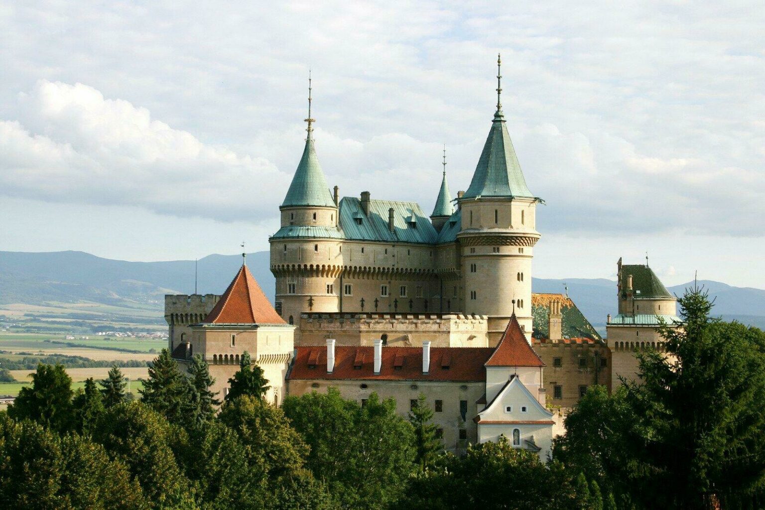 Pourquoi visiter la Slovaquie Châteaux belles villes et montagnes