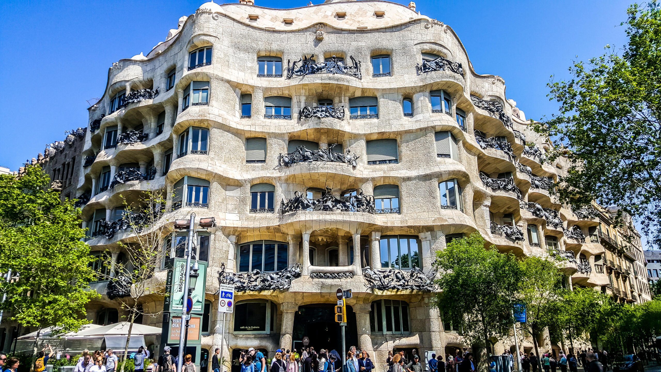 La façade de la Casa Mila à prendre en photos à Barcelone