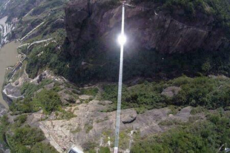 Le plus long pont en verre du monde se trouve en Chine