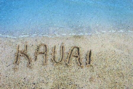 Hawaii : découvrez l’étonnante plage de verre de Kauai