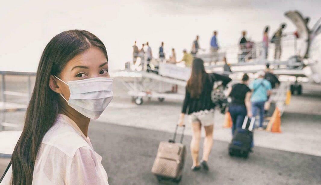 Tourisme et coronavirus : touriste portant un masque