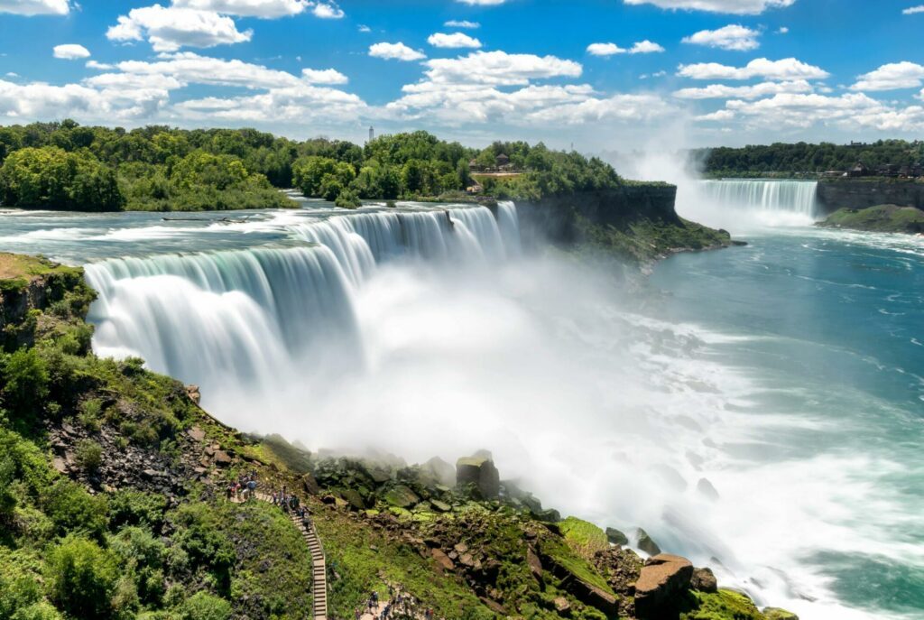 Les chutes du Niagara à la frontière des USA et Canada