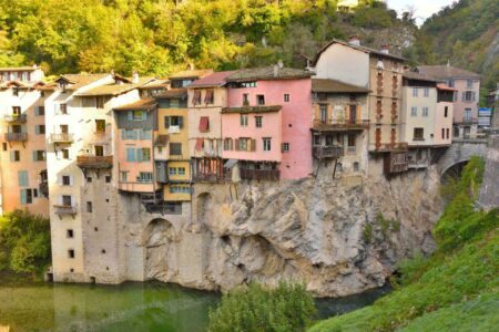 Les 13 plus beaux villages autour de Lyon à visiter !