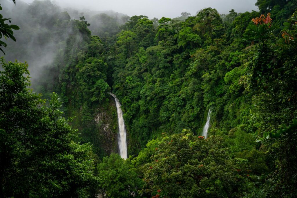 Les cascades de la Fortuna dans les paysages du Costa Rica