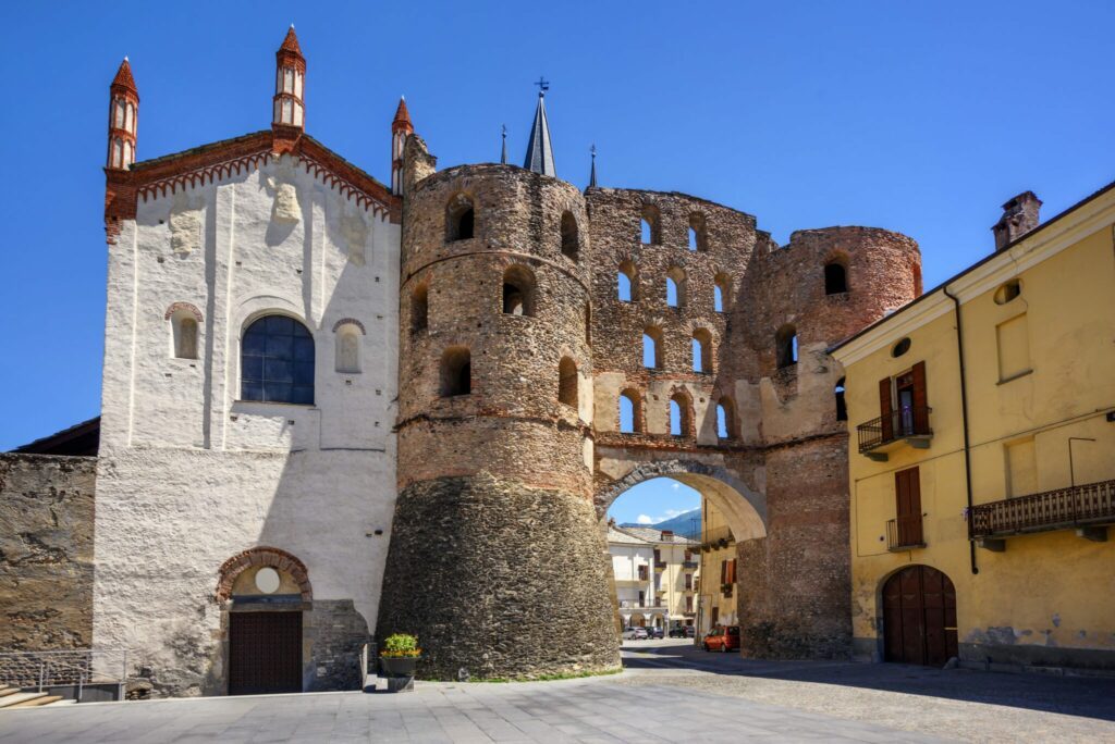 La cathédrale et la porte de Savoie à Suse