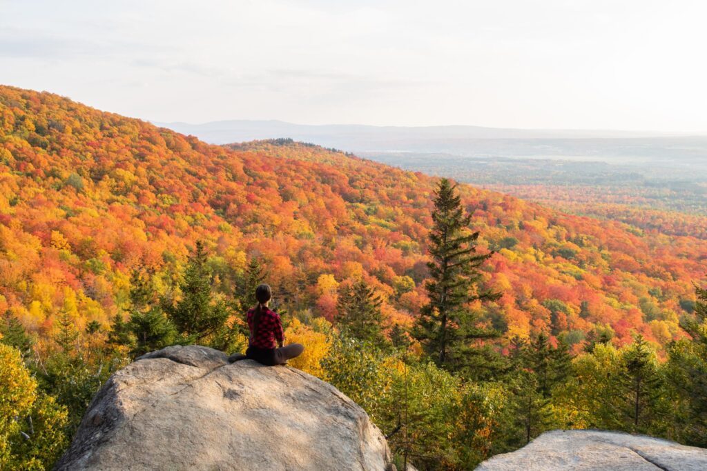 Admirer les couleurs de l'automne au parc national de Mont-Megantic au Québec