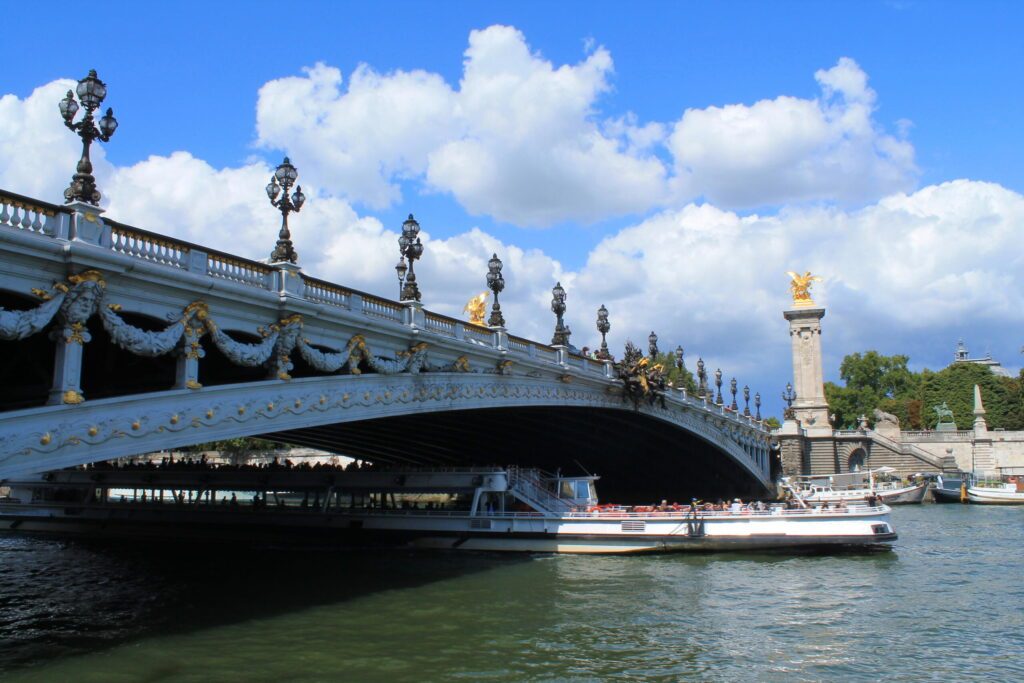 Le pont Alexandre 3 à Paris, France