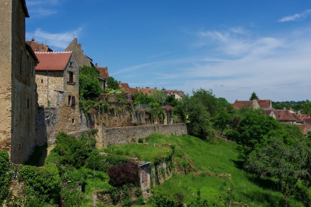 Saint-Benoît-du-Sault, vue sur le chemin de ronde. Un des plus beaux villages de France situé dans le Berry, dans le département de l'Indre.