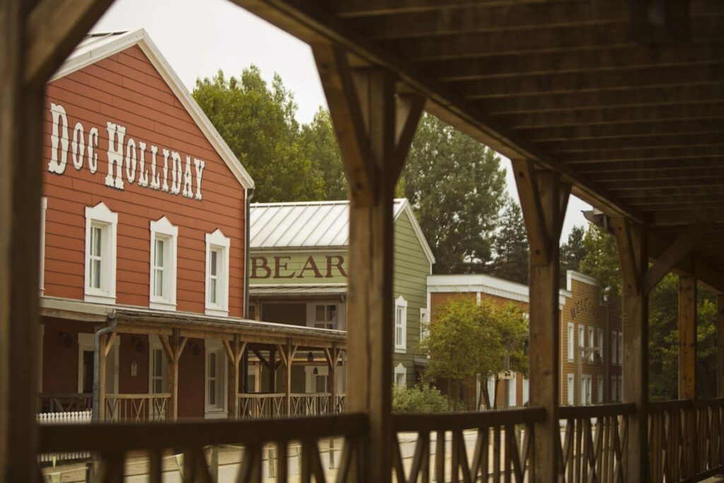 Le Cheyenne et sa déco Far West : l'hôtel le moins cher de Disneyland Paris