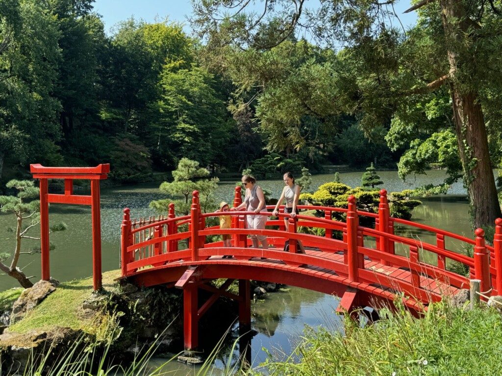 Pont japonais dans le ⁨Parc Oriental de Maulévrier⁩, ⁨Pays de la Loire⁩