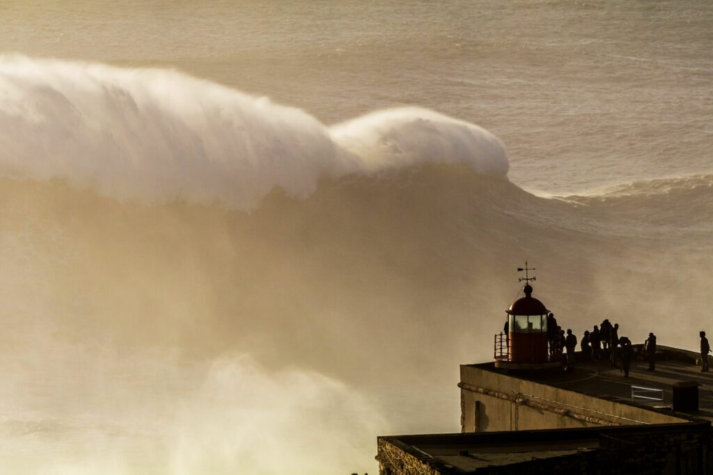 Vista do Farol da Nazaré no canhão da Praia do Norte