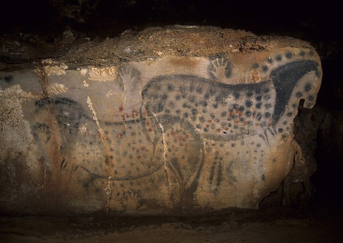 Les peintures rupestres de la grotte autour de Cahors