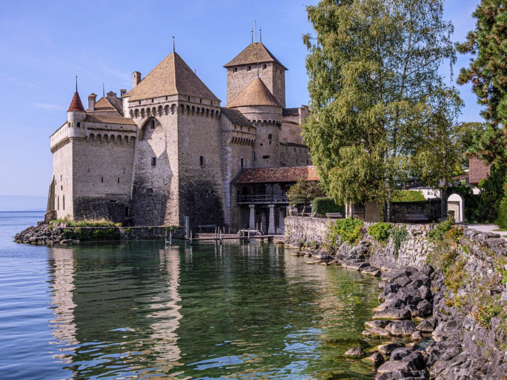Le château de Chillon autour du lac Léman