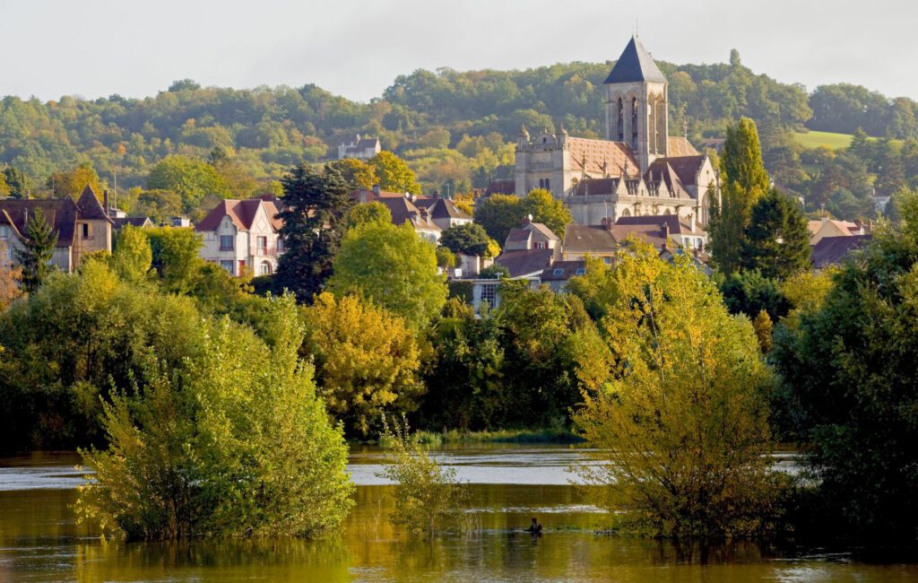 Vétheuil, village au bord de la Seine en automne