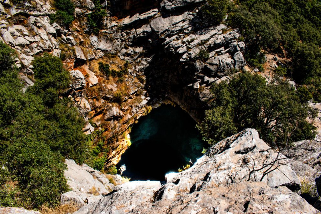 Grotte du Friouato vue du haut de la falaise