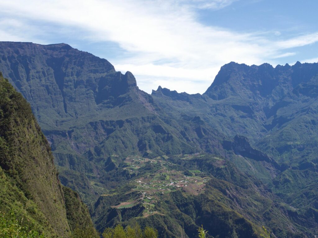 Vue sur le Cirque de Cilaos, sur le col du Taïbit et îlet à Cordes, de la Fenêtre des Makes, La Réunion