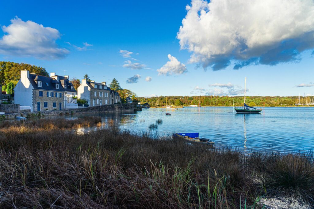 Frankreich, Bretagne, Finistere, in der Bucht von la Forêt-Fouesnant mit Blick auf Cap Coz