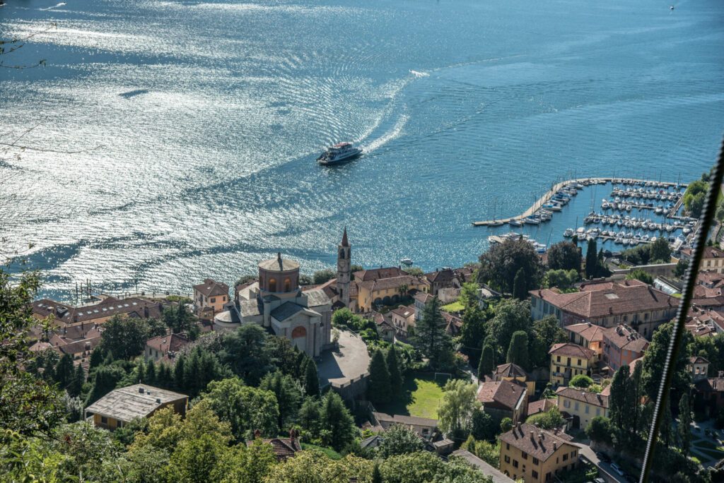 Laveno-Mombello am Lago Maggiore aus der Sicht während der Seilbahn Auffahrt zum Sasso del Ferro auf 1000m üNN