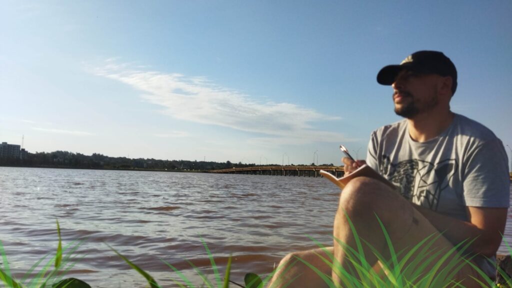 Moi (Nicolas GATT) en pleine écriture de mon journal de voyage