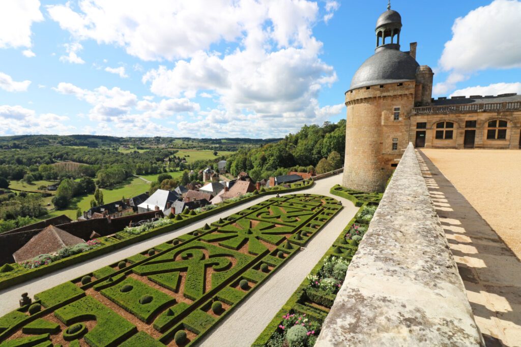 Vue sur les jardins sur Château de Hautefort