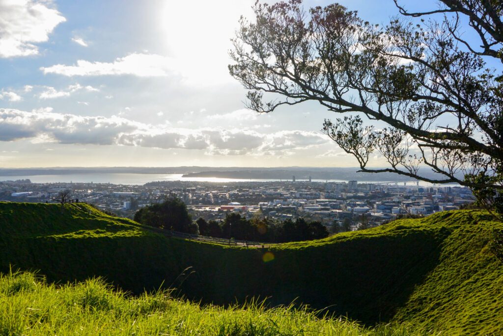 Coucher de soleil sur le mont Eden avec vue sur la ville d'Auckland