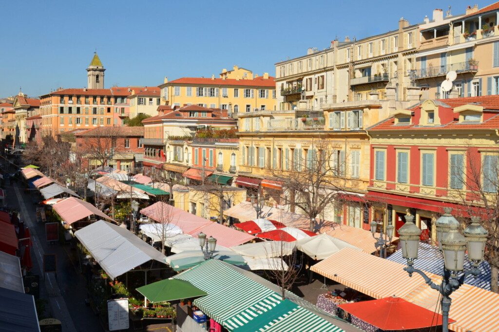 Nice - Le traditionnel marché aux fleurs et celui des produits régionaux locaux se trouvent sur le cours Saleya