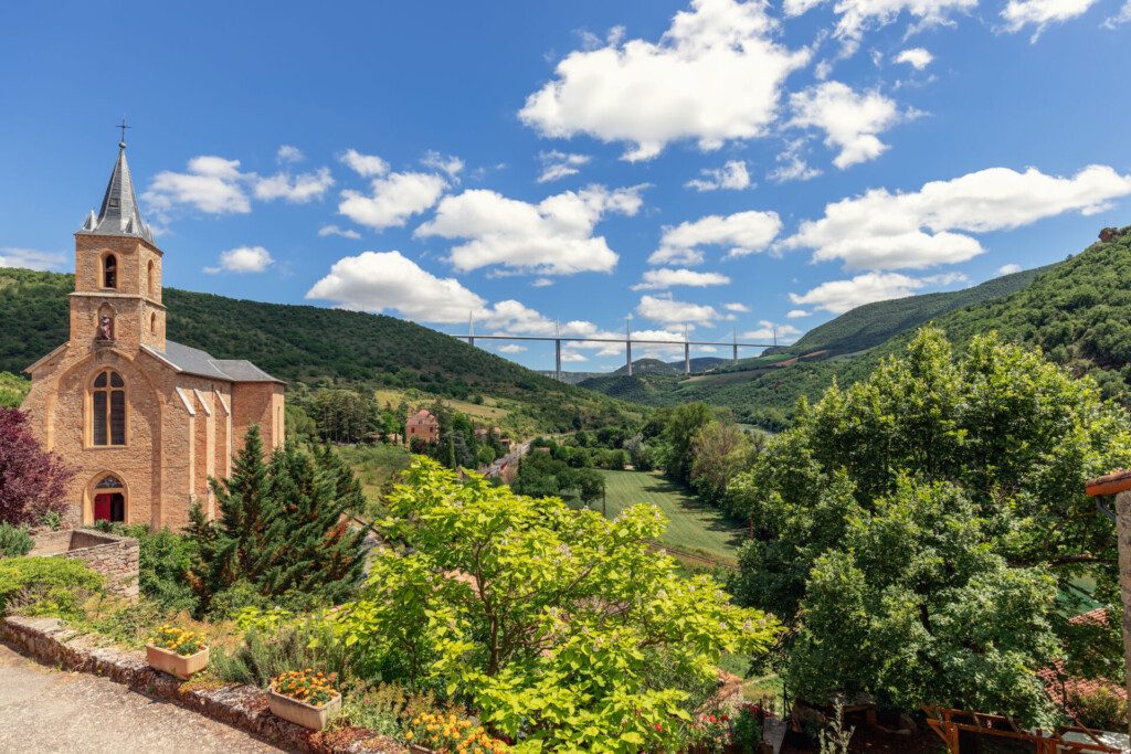 Vue sur le Pont de Millau depuis le village de Peyre