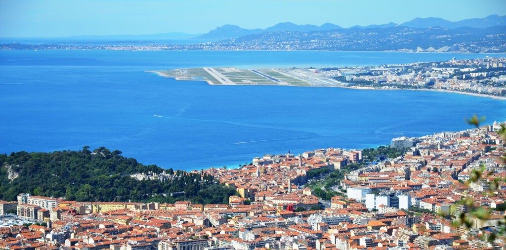 Vue sur Nice et son aéroport au fond