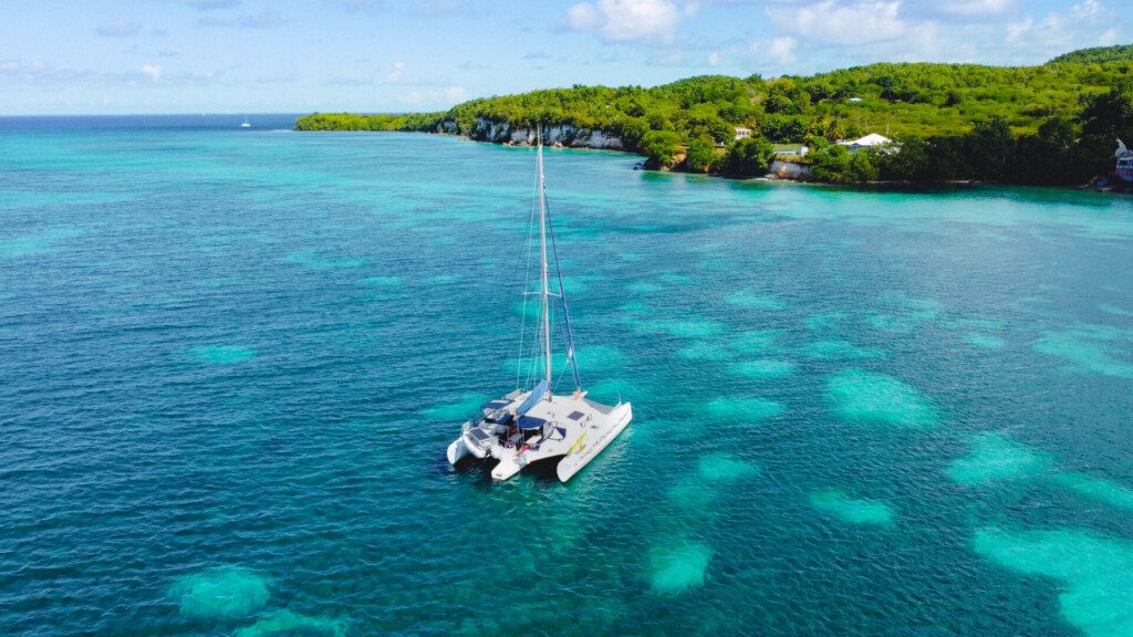 Bateau sur une eau turquoise à Marie-Galante en Guadeloupe