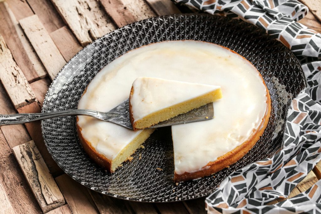 Gâteau nantais avec son glaçage au rhum blanc