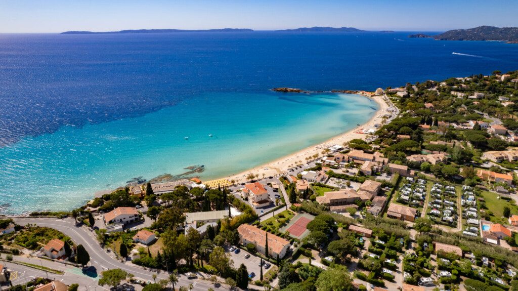 La plage de Saint-Clair et son camping au Lavandou