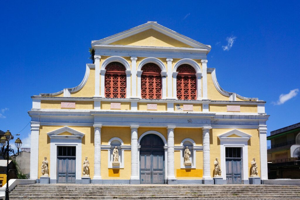 Saint-Pierre-et-Saint-Paul et sa belle façade jaune (Guadeloupe)