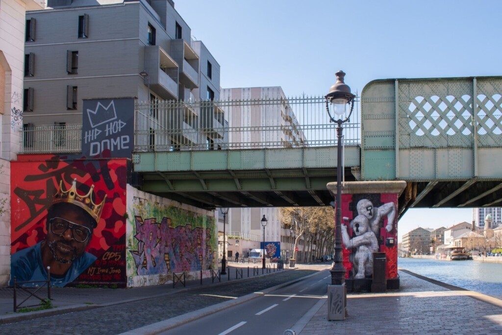 Street art sur le quai de la Marne dans le 19ème arrondissement de Paris (France)