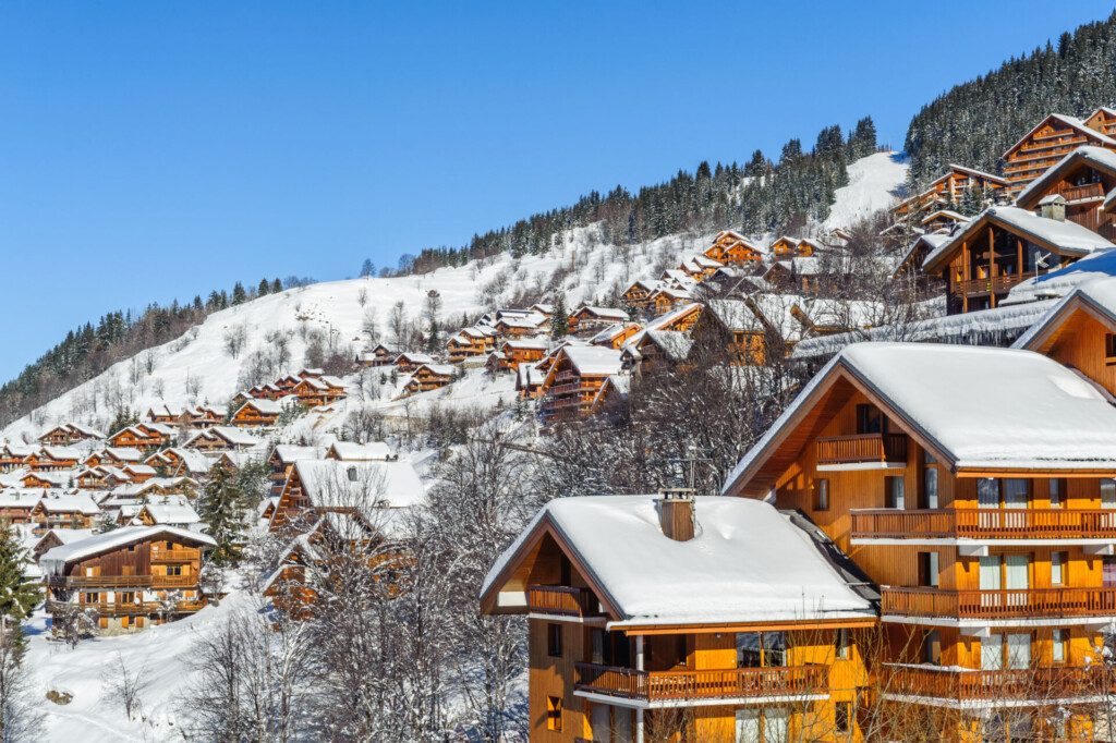 Chalets enneigés dans le village de Meribel