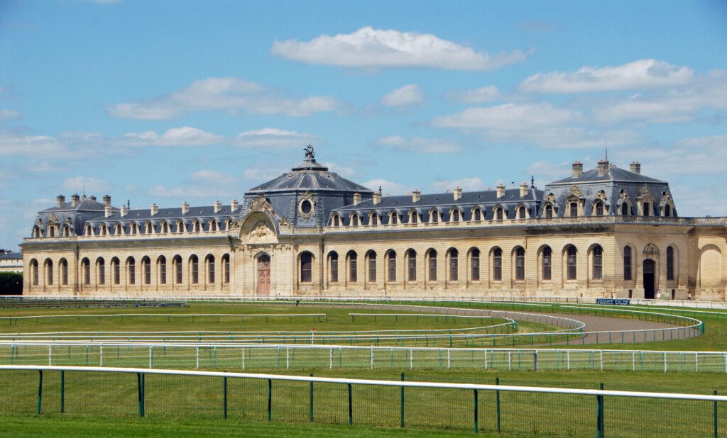 Les Grandes Ecuries, à proximité des pistes de l'hippodrome, domaine de Chantilly