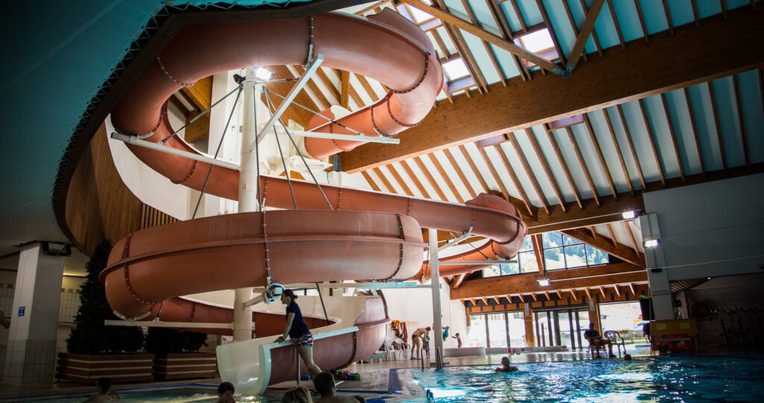 La piscine couverte de Méribel et son toboggan