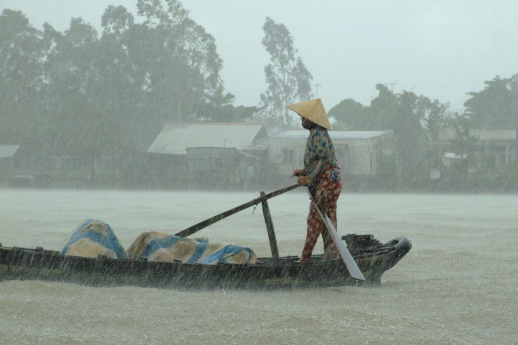 Pluie sur le delta du Mekong, la vie ne s'arrête pas