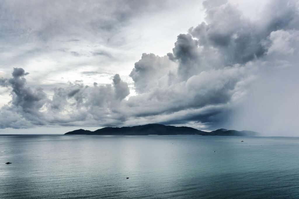 Profitez de paysage dramatiques durant la saison des pluies (ici au Vietnam)