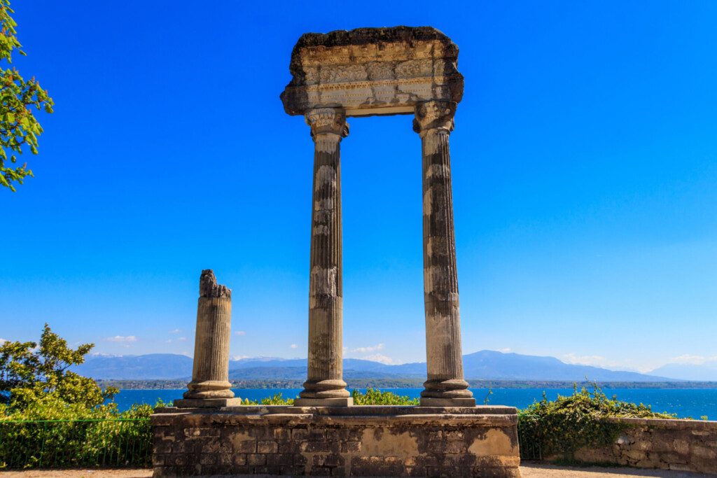 Ruines d'anciennes colonnes romaines à Nyon (Suisse) à côté de Genève