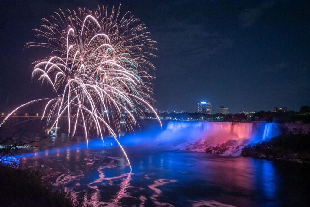 Spectacle et feu d'artifice aux Chutes du Niagara