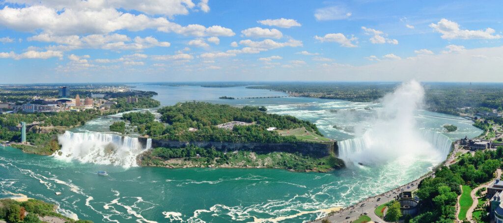 Vue panoramique sur les 3 chutes du Niagra