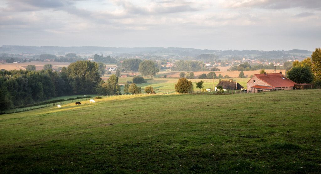 Vue sur la campagne vallonnée du Pays des Collines près de Gand