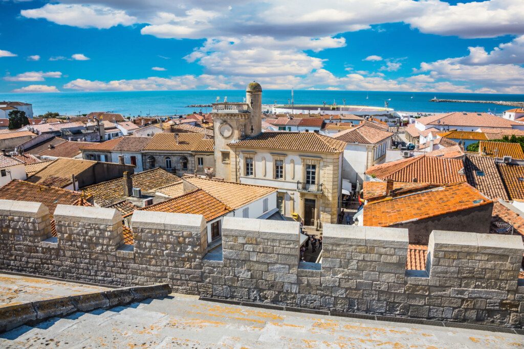 Vue sur Saintes-Maries-de-la-Mer depuis le toit de l'église