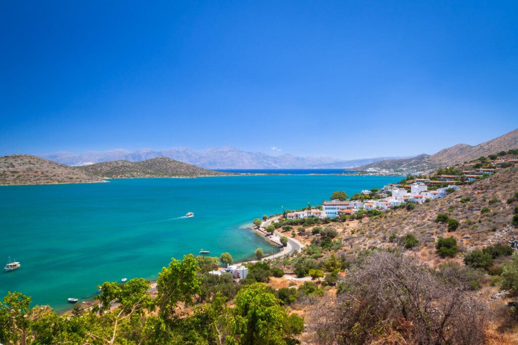 Route le long de la baie de Mirabello en Crète