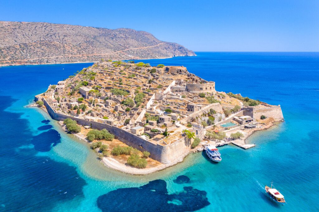 Vue de l'île de Spinalonga dans le golfe d'Elounda