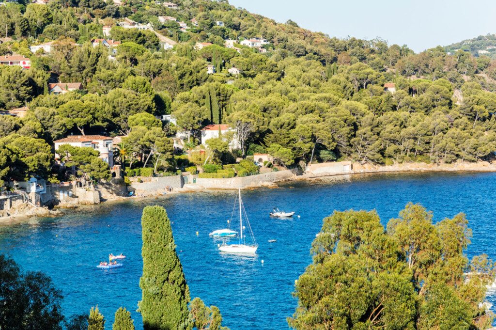 Vue sur la côté autour de Rayol-Canadel sur Mer