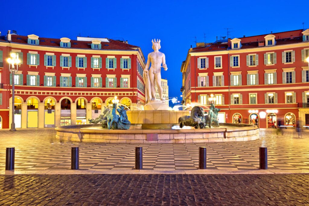 La Place Masséna est ses lumières du soir