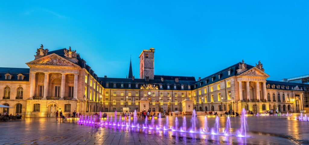 Le Palais des Ducs de Bourgogne en soirée, à Dijon