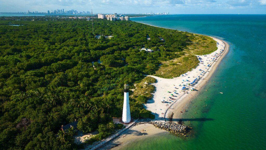 Le phare de Cape Florida, Key Biscayne, avec Miami en arrère plan