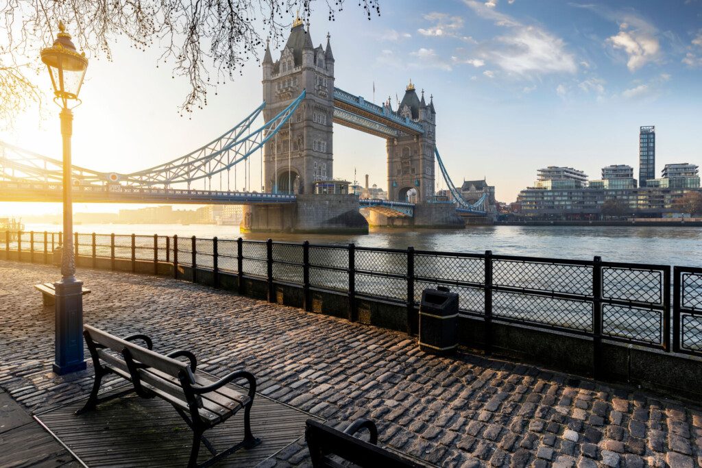 Lever du soleil hivernal derrière le Tower Bridge à Londres